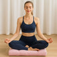 femme en pleine méditation avec le coussin sol yoga très confortable