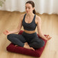 femme en pleine méditation avec le coussin sol yoga rouge vin
