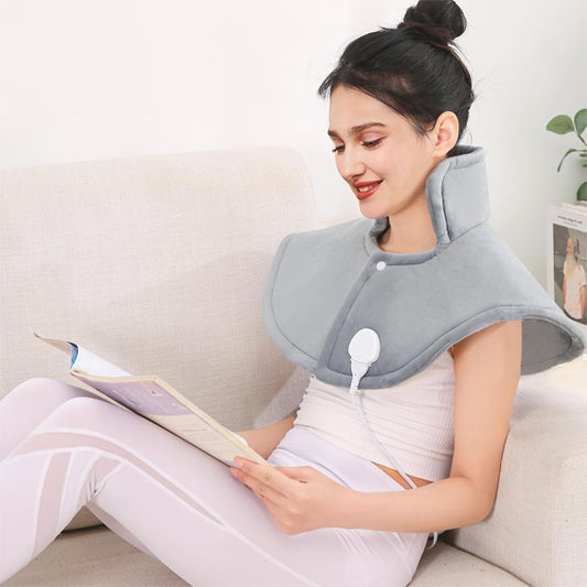 femme lisant toute souriante avec son coussin chauffant