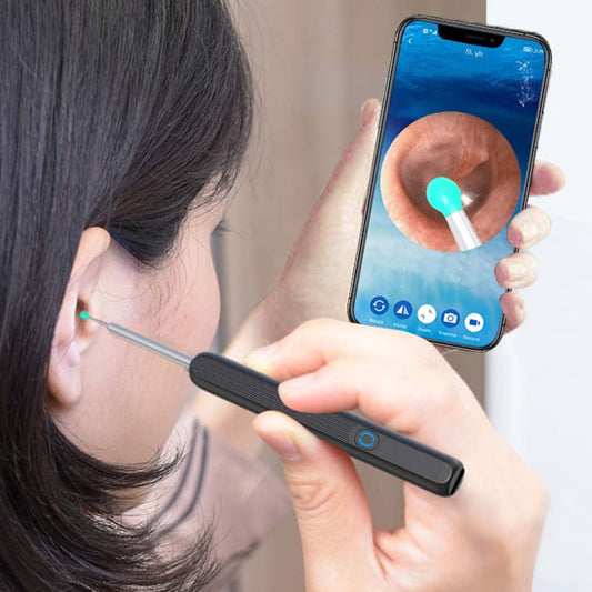 femme se curant paisiblement l'oreille avec le nettoyeur d'oreille intelligent