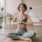 femme en pleine méditation utilisant le diapason