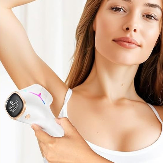 femme avec une peau très lisse utilisant l'épilateur à lumière sur les aisselles 