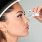 une femme magnifique plaçant les faux cils de côté 