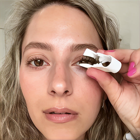 une femme plaçant les faux cils
