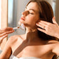 femme utilisant le gua sha visage sur une peau propre 