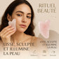 une femme avec un beau visage sculpté avec le gua sha