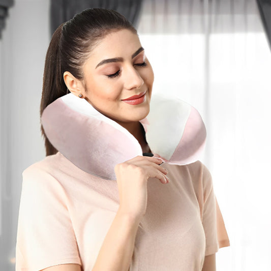 une femme soulagée portant un oreiller ergonomique 