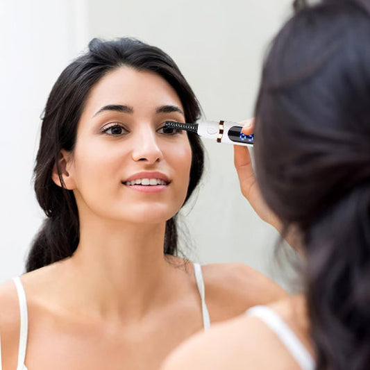 un recourbe cil chauffant, un miroir, un sourire qui vous élève