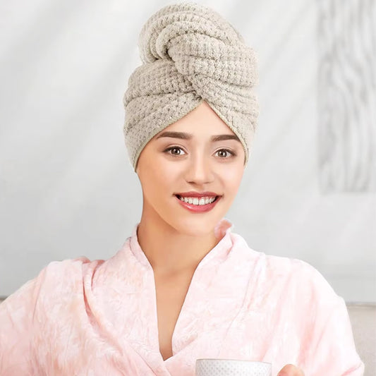  femme souriante portant la serviette pour cheveux 