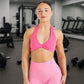 femme sexy à la salle de sport avec le soutien gorge pour sport