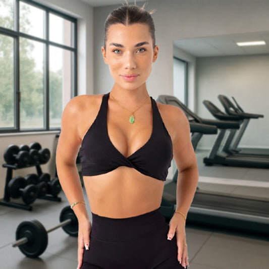 femme souriante utilisant le soutien gorge sexy pour femme en salle de sport