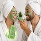 Application facile du stick masque au thé vert d'un homme à sa femme merveilleuse