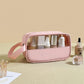 trousse de toilette avec des produits cosmétiques bien rangés 
